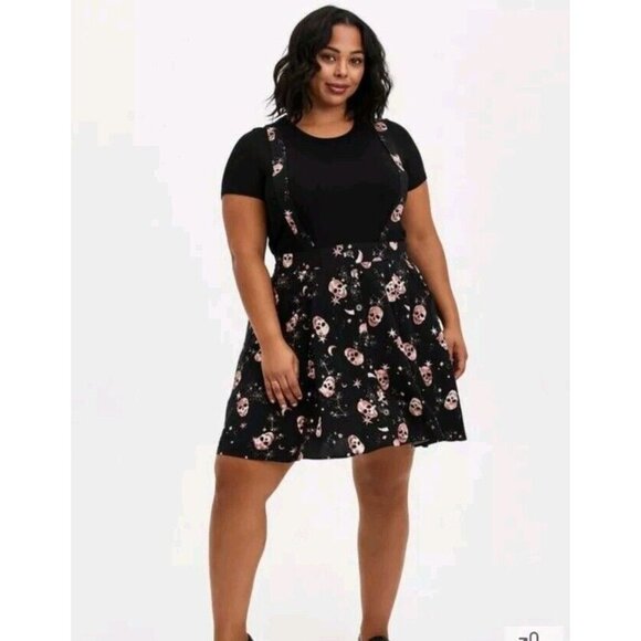 torrid Dresses & Skirts - Torrid  Womens Size 1 Mini Challis Skirtall Black Scull Print Gothic Grunge